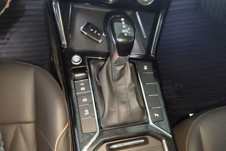 Used Volkswagen Passat 2019 330TSI Luxury Edition China VI Standard Gear Lever