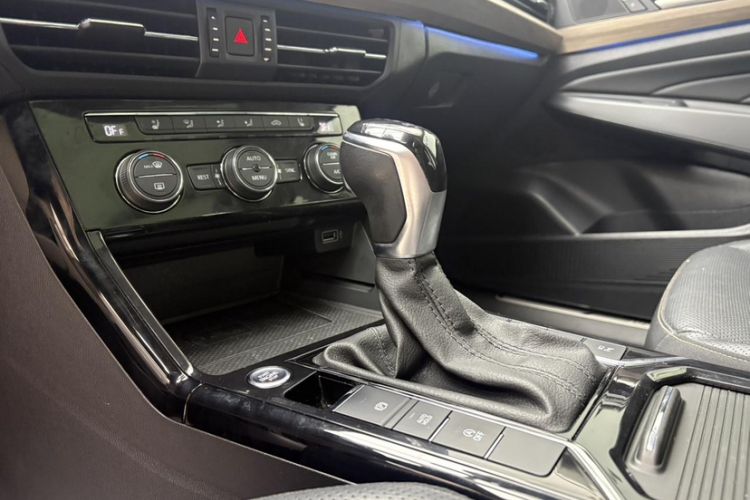 Used Volkswagen Passat 2019 330TSI Prestige Edition China VI Standard Interior 11