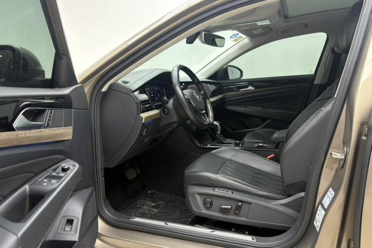 Used Volkswagen Passat 2019 330TSI Prestige Edition China VI Standard Interior 5