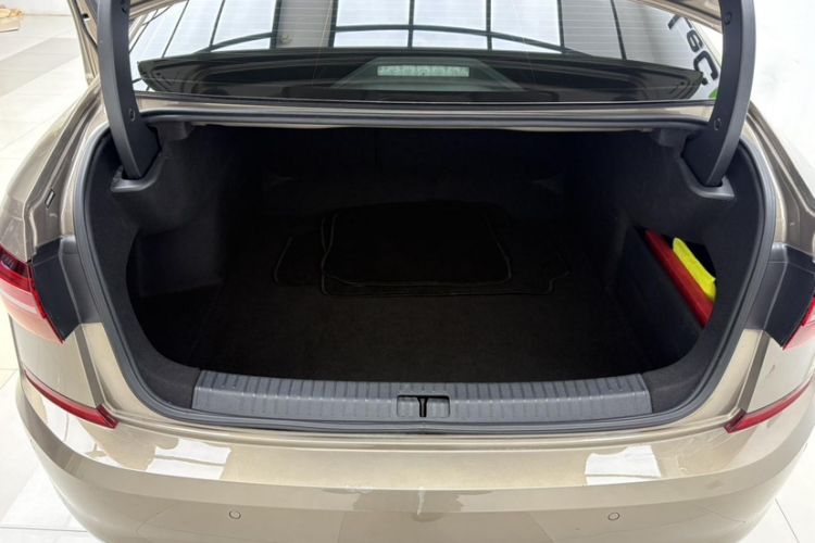 Used Volkswagen Passat 2019 330TSI Prestige Edition China VI Standard Interior 9