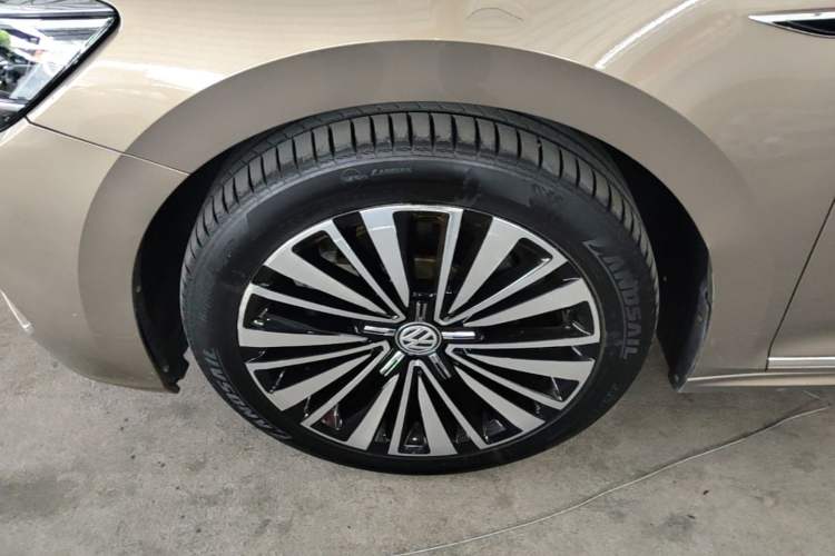 Used Volkswagen Passat 2019 330TSI Luxury Edition China VI Standard Left Front Wheel Hub