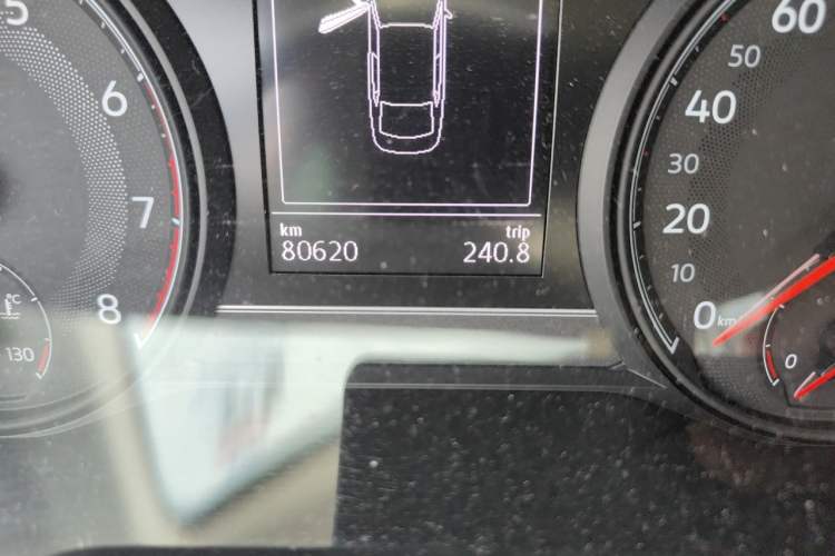 Used Volkswagen Passat 2019 330TSI Elite Edition China VI Odometer Close Up