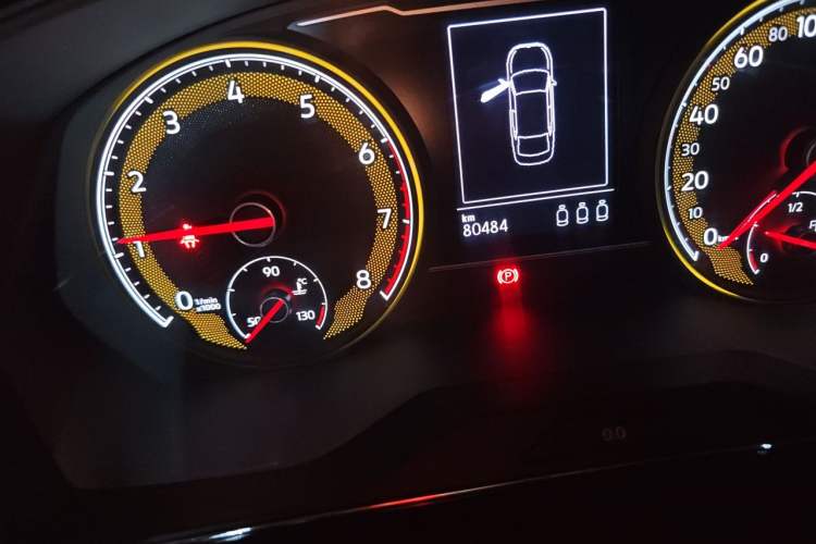 Used Volkswagen Passat 2019 330TSI Elite Edition China VI Odometer Close Up