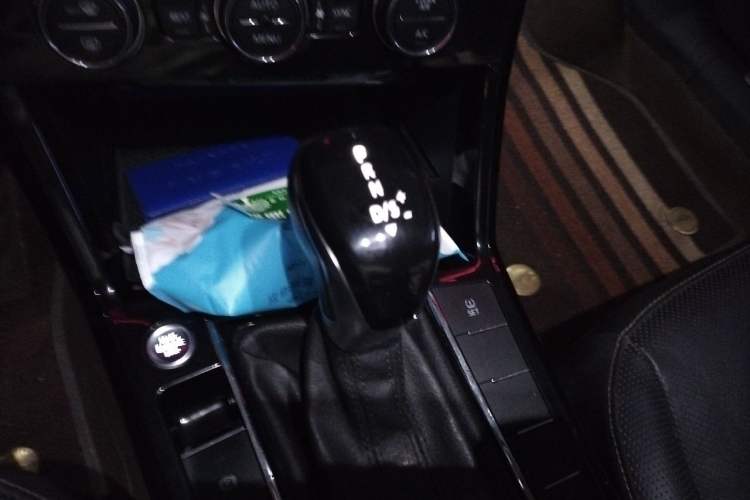 Used Volkswagen Passat 2019 330TSI Luxury Edition China VI Standard Gear Lever