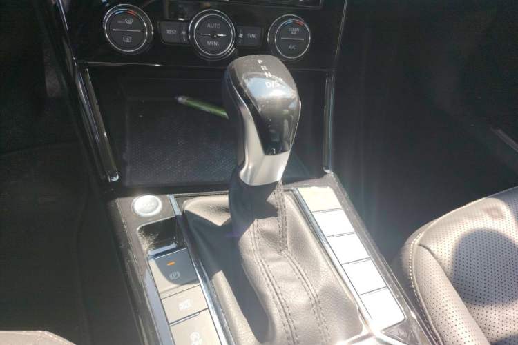 Used Volkswagen Passat 2019 380TSI Luxury Edition China VI Standard Gear Lever