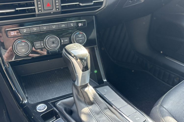 Used Volkswagen Passat 2019 330TSI Luxury Edition China VI Standard Gear Lever