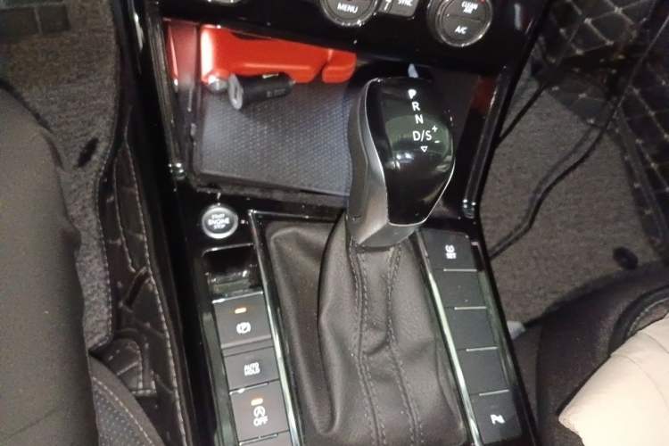 Used Volkswagen Passat 2019 330TSI Luxury Edition China VI Standard Gear Lever