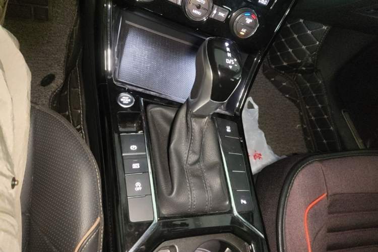Used Volkswagen Passat 2019 330TSI Luxury Edition China VI Standard Gear Lever