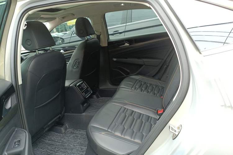 Used Volkswagen Passat 2019 330TSI Elite Edition China VI Interior 4