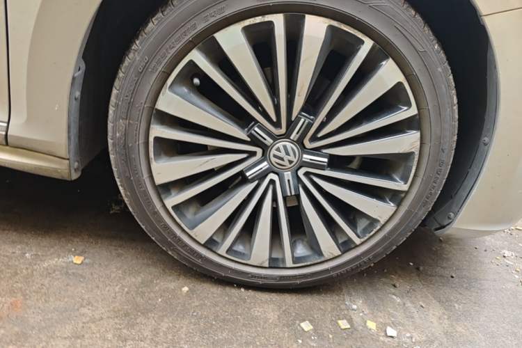 Used Volkswagen Passat 2019 330TSI Luxury Edition China V Standard Right Front Wheel Hub
