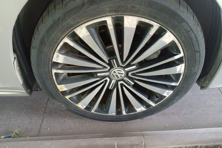 Used Volkswagen Passat 2019 330TSI Luxury Edition China VI Standard Right Front Wheel Hub