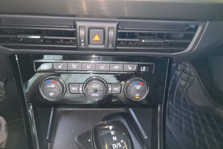 Used Volkswagen Passat 2019 330TSI Elite Edition China VI Audio And AC Panel