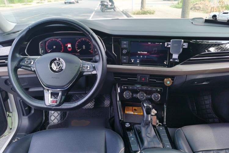 Used Volkswagen Passat 2019 330TSI Luxury Edition China VI Standard Center Console