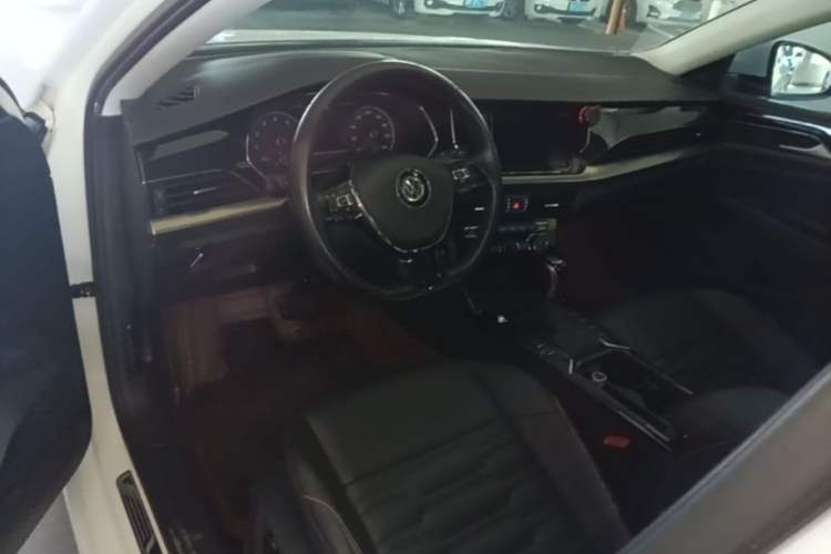 Used Volkswagen Passat 2019 330TSI Elite Edition China VI Center Console