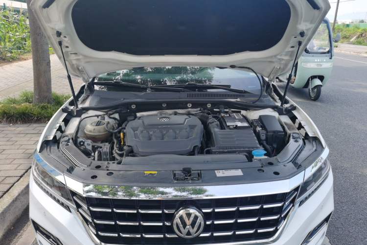 Used Volkswagen Passat 2019 330TSI Luxury Edition China VI Standard Engine Bay