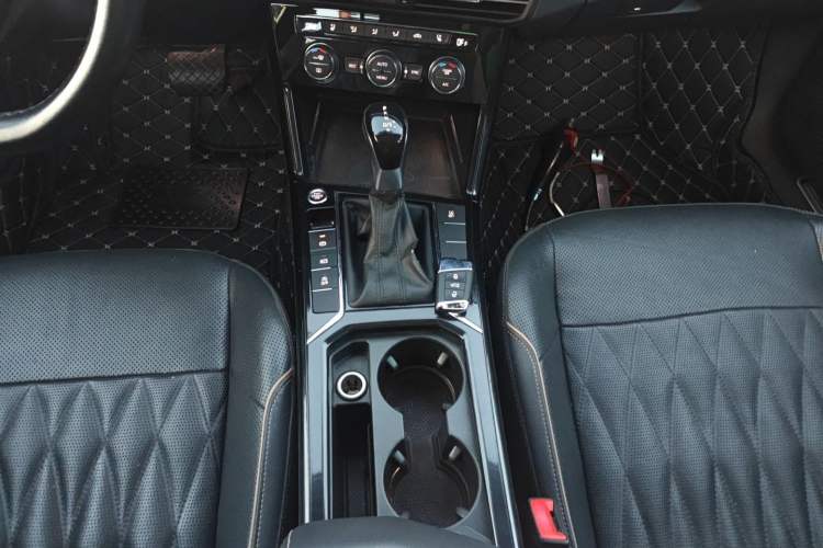 Used Volkswagen Passat 2019 330TSI Luxury Edition China VI Standard Gear Lever