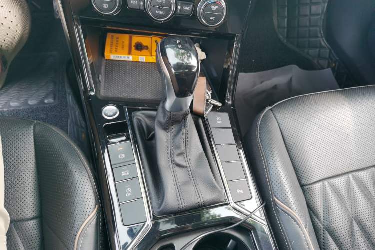 Used Volkswagen Passat 2019 330TSI Luxury Edition China VI Standard Gear Lever
