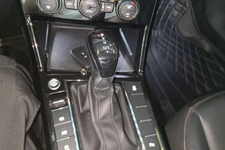 Used Volkswagen Passat 2019 330TSI Elite Edition China VI Gear Lever