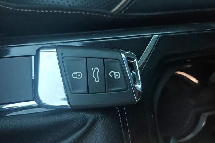 Used Volkswagen Passat 2019 330TSI Luxury Edition China VI Standard Interior 1