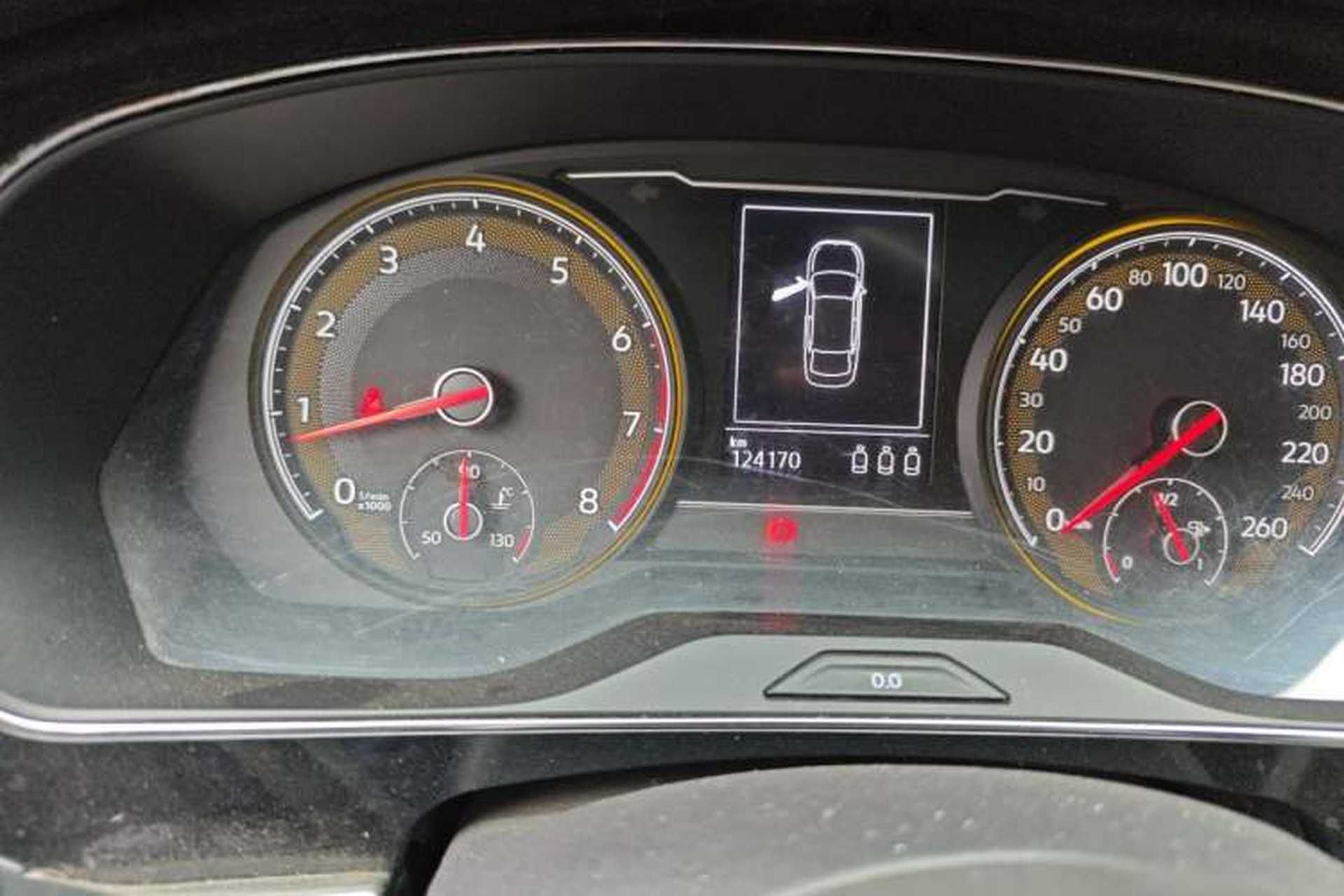 Used Volkswagen Passat 2019 330TSI Elite Edition China VI Odometer Close Up