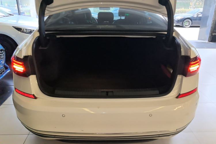 Used Volkswagen Passat 2019 330TSI Elite Edition China VI Trunk