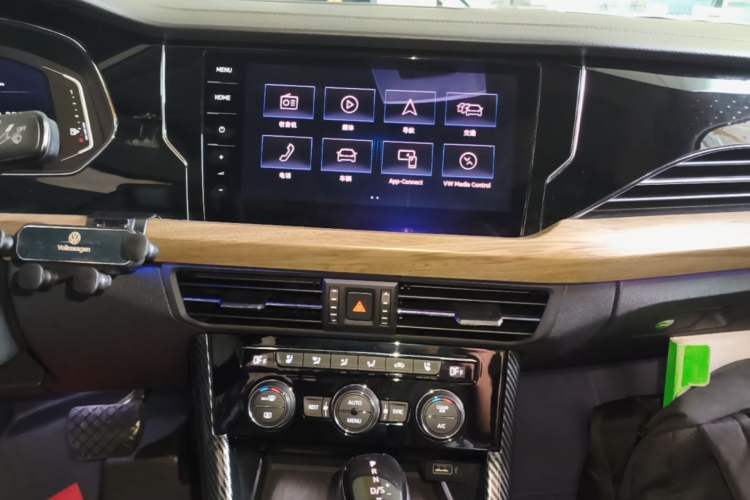 Used Volkswagen Passat 2019 330TSI Luxury Edition China V Standard Audio And AC Panel