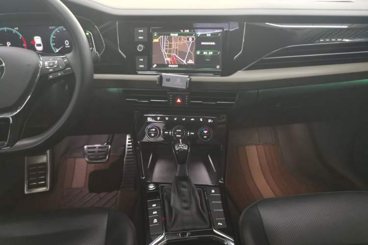 Used Volkswagen Passat 2019 330TSI Luxury Edition China VI Standard Audio And AC Panel