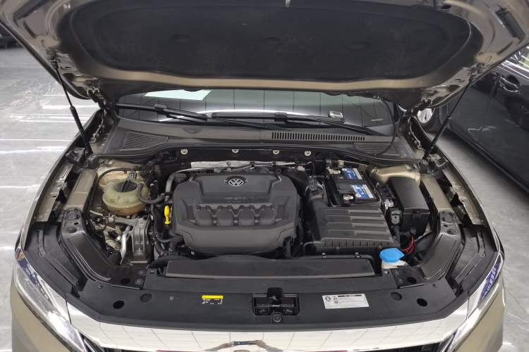 Used Volkswagen Passat 2019 330TSI Luxury Edition China VI Standard Engine Bay