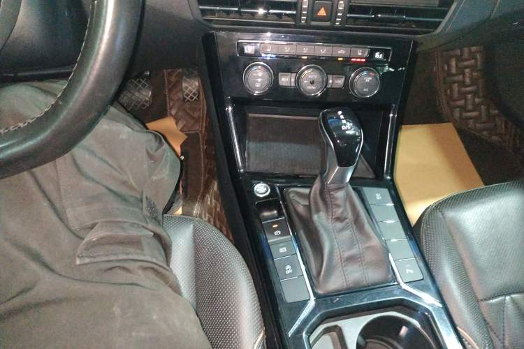 Used Volkswagen Passat 2019 330TSI Luxury Edition China V Standard Gear Lever