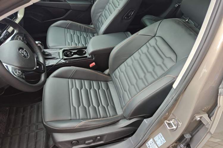 Used Volkswagen Passat 2019 330TSI Elite Edition China VI Left Front Seat