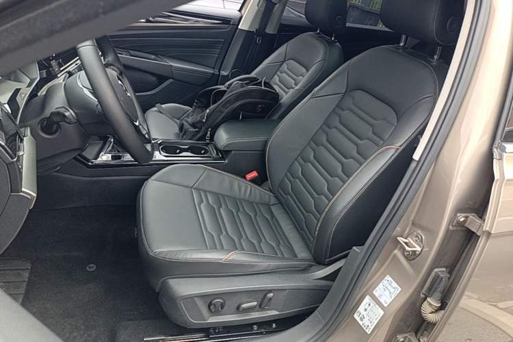 Used Volkswagen Passat 2019 330TSI Elite Edition China VI Left Front Seat