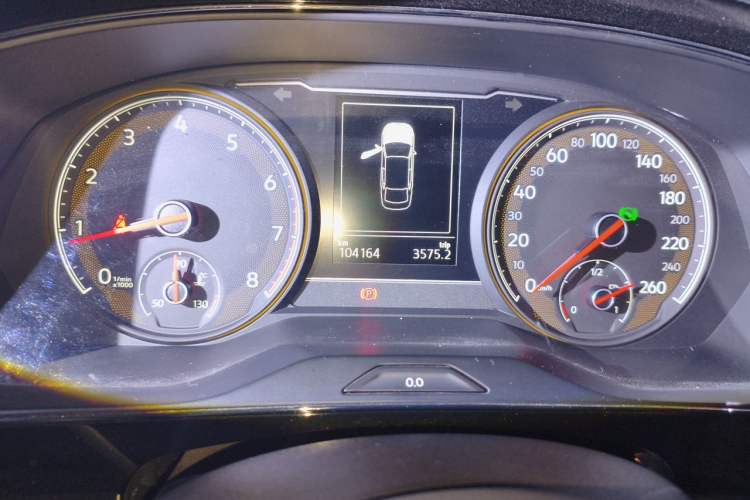 Used Volkswagen Passat 2019 330TSI Elite Edition China VI Odometer Close Up