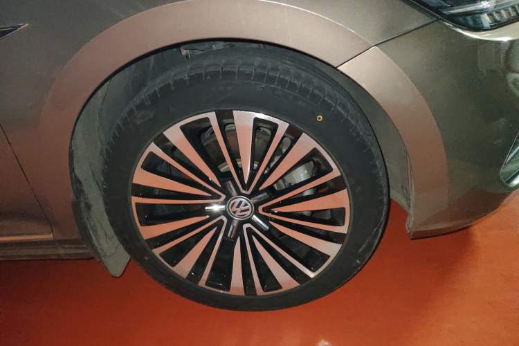 Used Volkswagen Passat 2019 380TSI Prestige Edition China VI Standard Right Front Wheel Hub