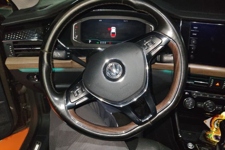 Used Volkswagen Passat 2019 380TSI Prestige Edition China VI Standard Steering Wheel