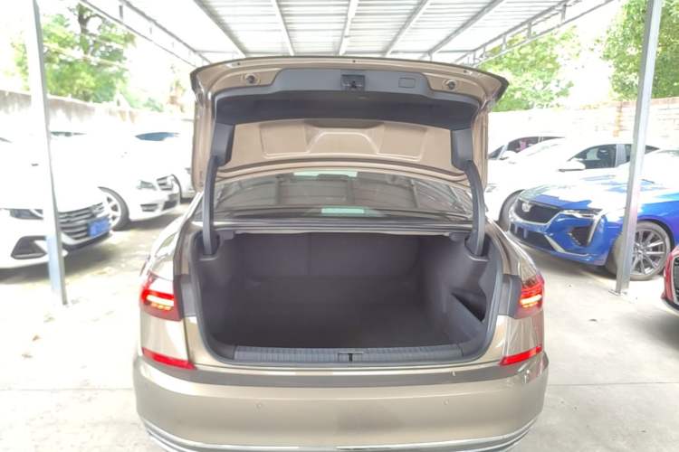 Used Volkswagen Passat 2019 330TSI Elite Edition China VI Trunk
