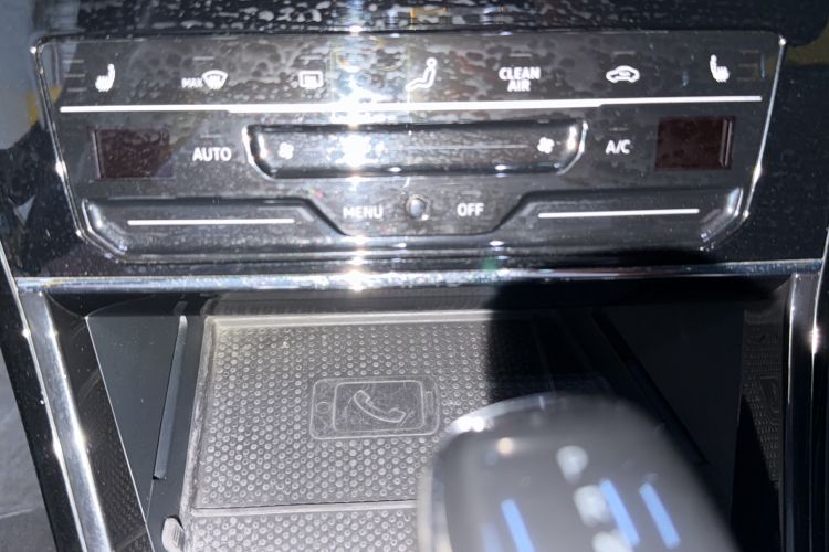 Used Volkswagen Passat 2020 Facelift 330TSI Elite Edition China VI Standard Audio And AC Panel