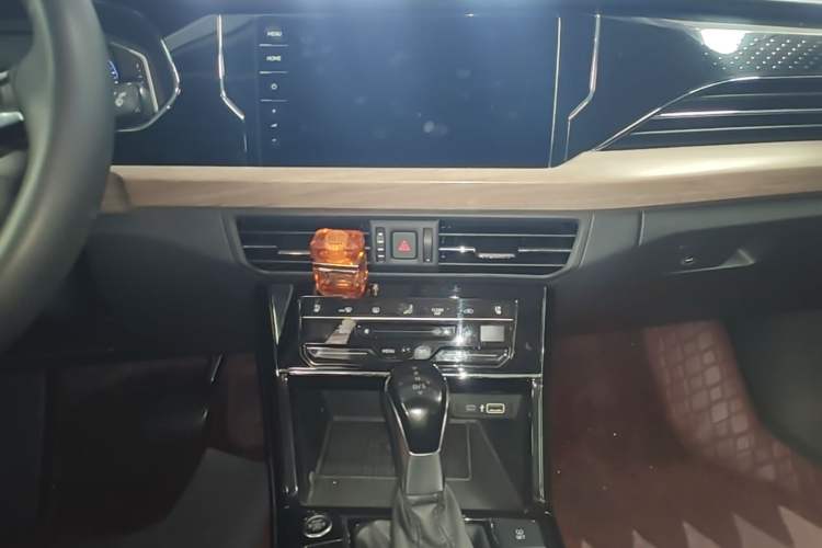 Used Volkswagen Passat 2020 Revised Version 330TSI Luxury Edition China VI Standard Audio And AC Panel