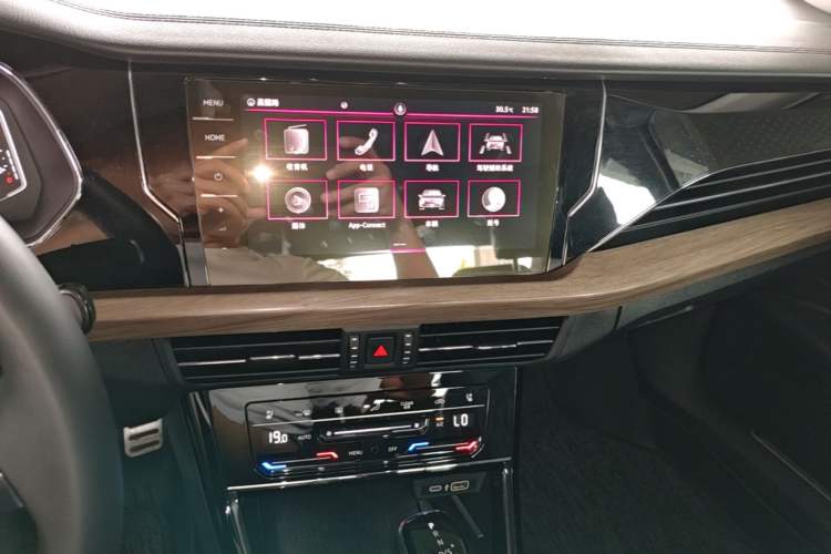 Used Volkswagen Passat 2020 330TSI Luxury Edition China VI Audio And AC Panel