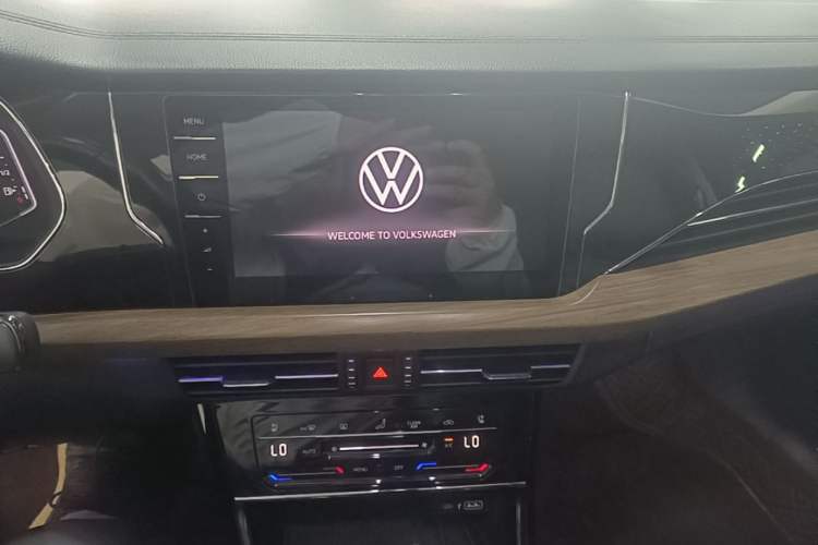 Used Volkswagen Passat 2020 Facelift 330TSI Prestige Edition China VI Standard Audio And AC Panel