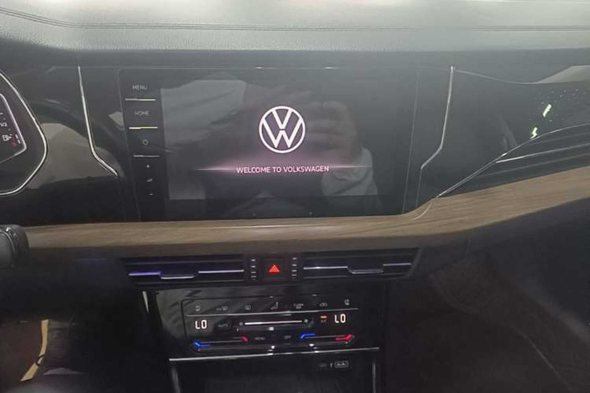 Used Volkswagen Passat 2020 Facelift 330TSI Prestige Edition China VI Standard Audio And AC Panel