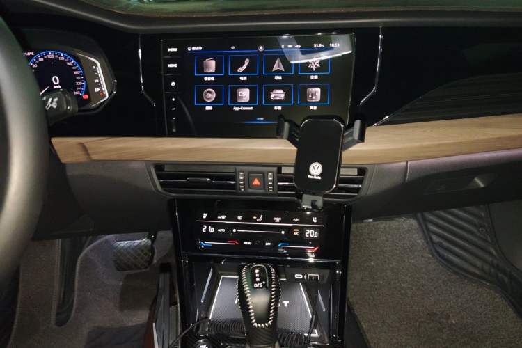 Used Volkswagen Passat 2020 Revised Version 330TSI Luxury Edition China VI Standard Audio And AC Panel