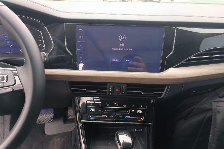 Used Volkswagen Passat 2020 Revised Version 330TSI Luxury Edition China VI Standard Audio And AC Panel