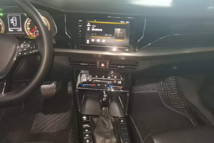 Used Volkswagen Passat 2020 Facelift 330TSI Elite Edition China VI Standard Audio And AC Panel