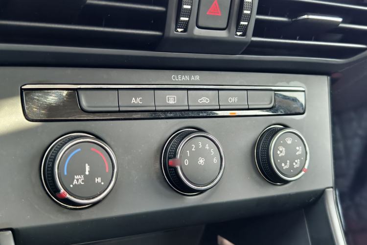 Used Volkswagen Passat 2020 280TSI Business Edition China VI Standard Audio And AC Panel