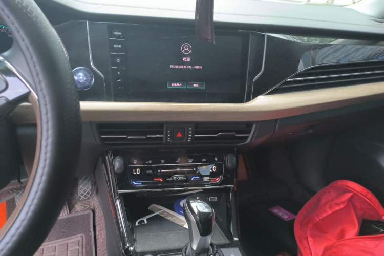 Used Volkswagen Passat 2020 Facelift 330TSI Prestige Edition China VI Standard Audio And AC Panel