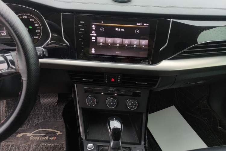 Used Volkswagen Passat 2020 280TSI Business Edition China VI Standard Audio And AC Panel