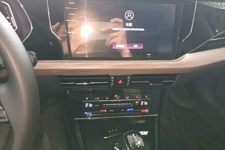 Used Volkswagen Passat 2020 Revised Version 330TSI Luxury Edition China VI Standard Audio And AC Panel