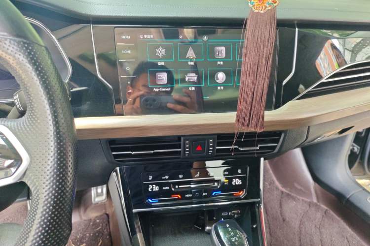 Used Volkswagen Passat 2020 Revised Version 330TSI Luxury Edition China VI Standard Audio And AC Panel