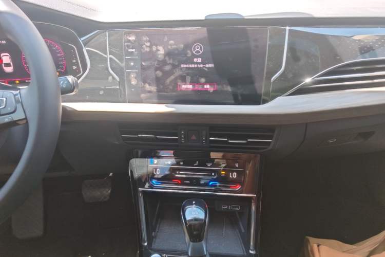 Used Volkswagen Passat 2020 Revised Version 330TSI Luxury Edition China VI Standard Audio And AC Panel