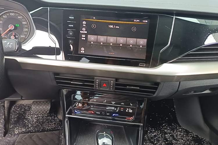 Used Volkswagen Passat 2020 330TSI Elite Edition China VI Audio And AC Panel